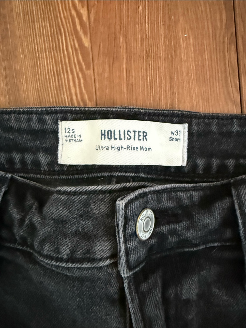 Hollister Ultra High Rise Mom Jeans